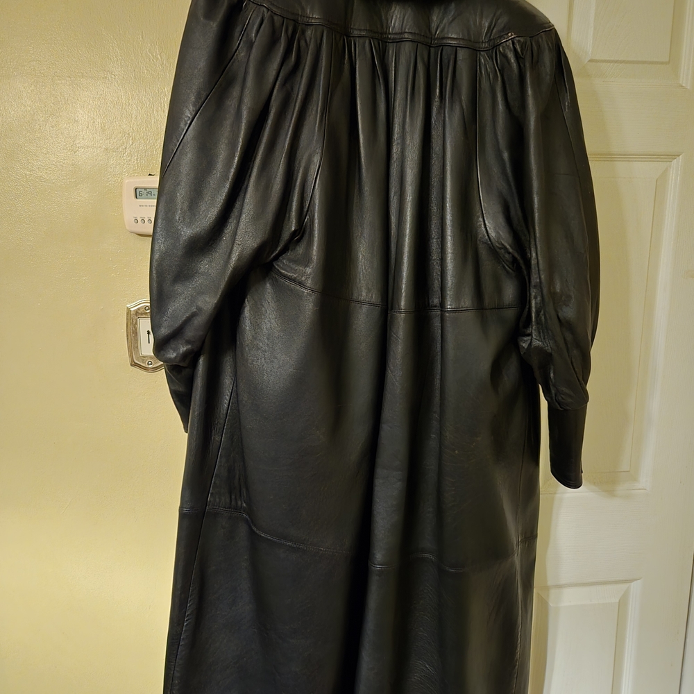 Luxurious Black Leather Trench Coat with Fur Trim - Picture 2 of 6